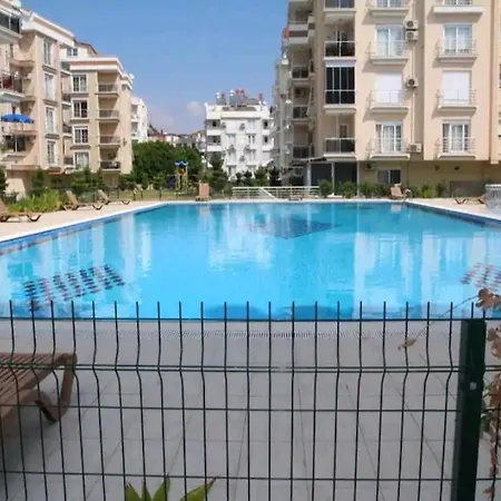 公寓 With Semi Olympic Size Pool